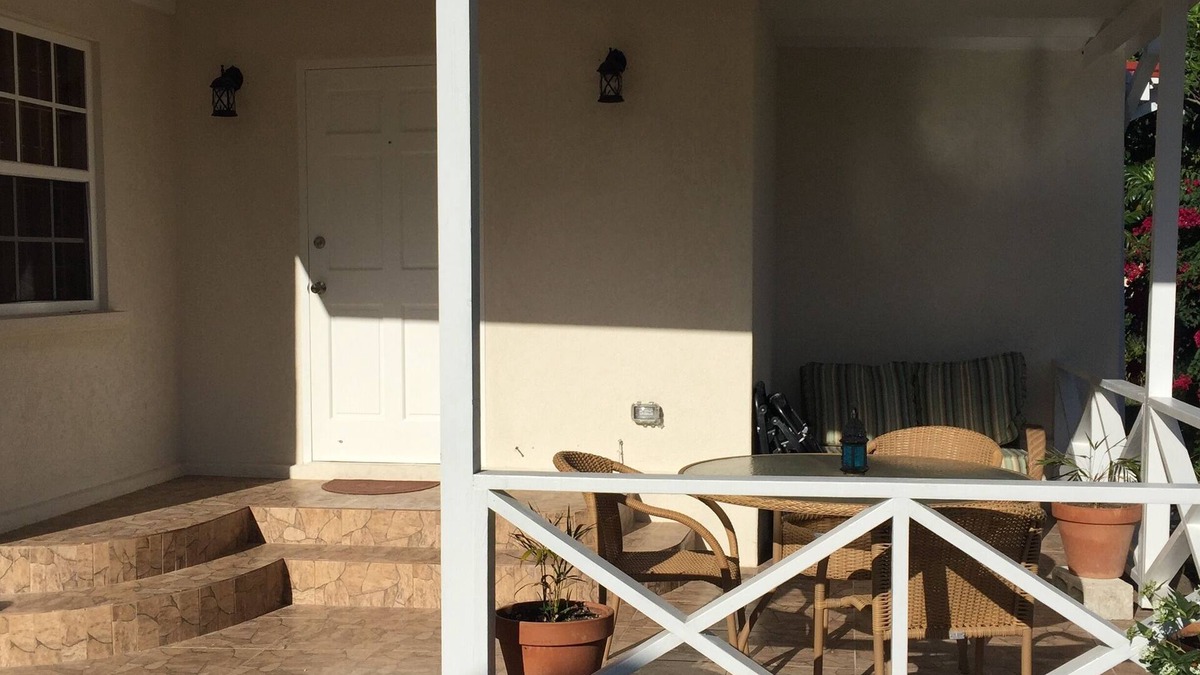Sunset Crest Apartment | REDUCED RATE: Modern,Spacious,Unbeatable Location, close to amenities,SUPER HOST