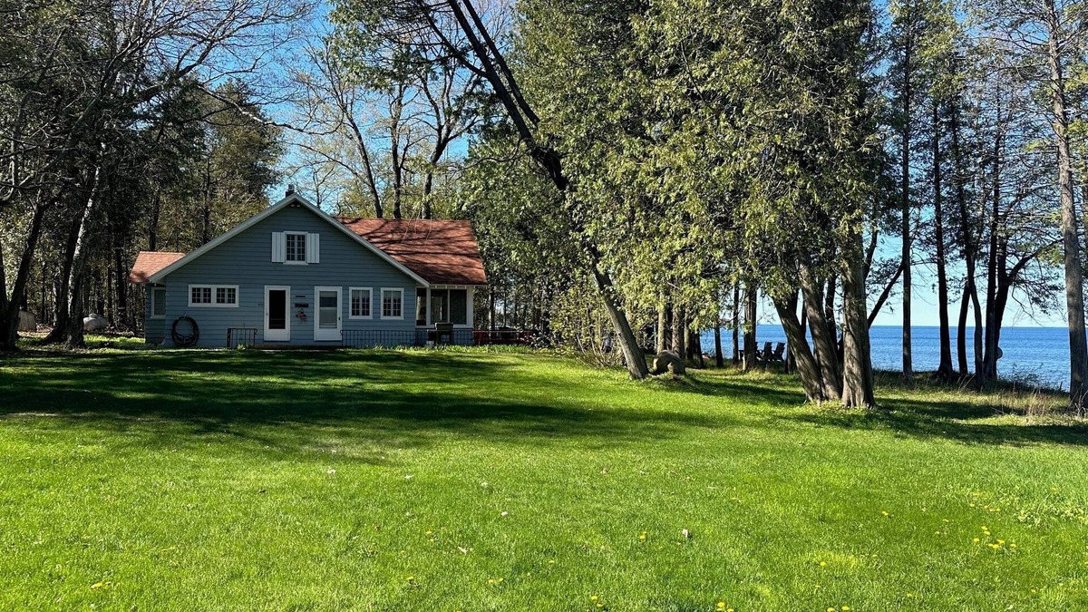 Egg Harbor Cottage | Reduced rates!Classic true waterfront Door Cty,private,sleeps 12, dog friendly