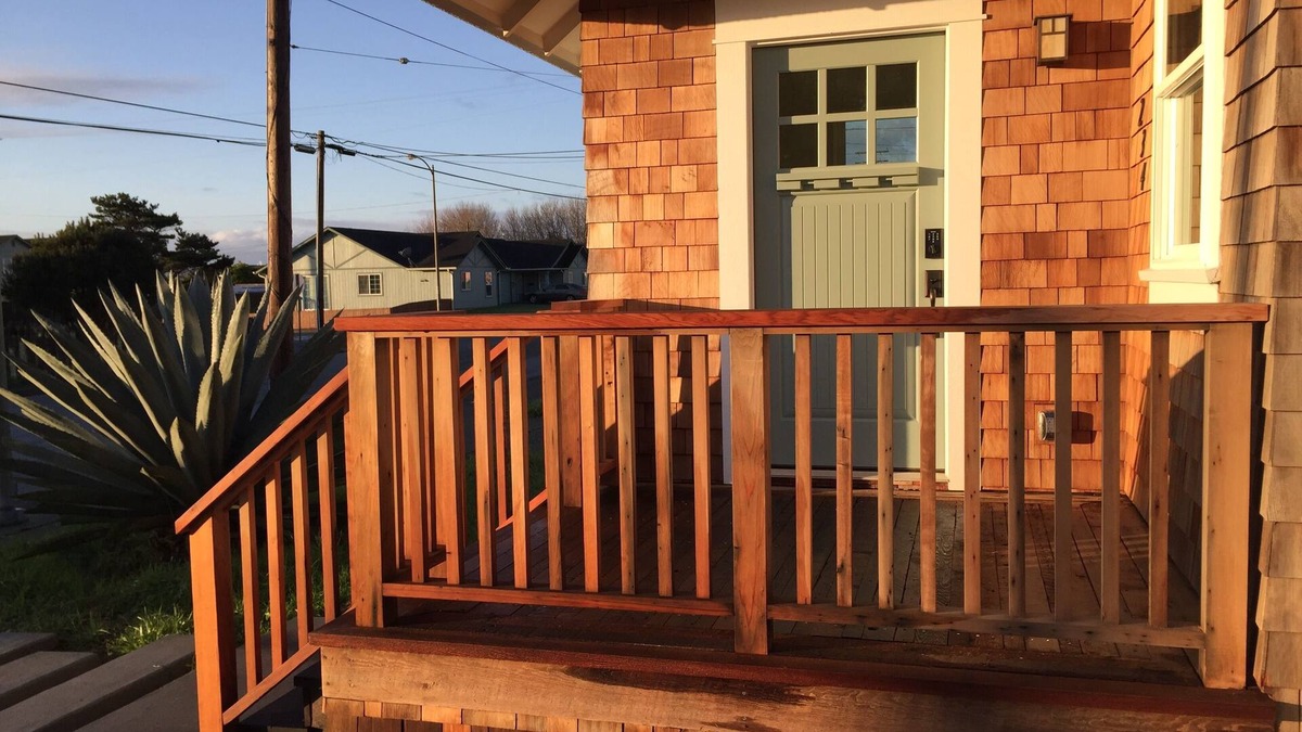 Crescent City House | Redwood Bungalow – built in 1923, Newly Renovated