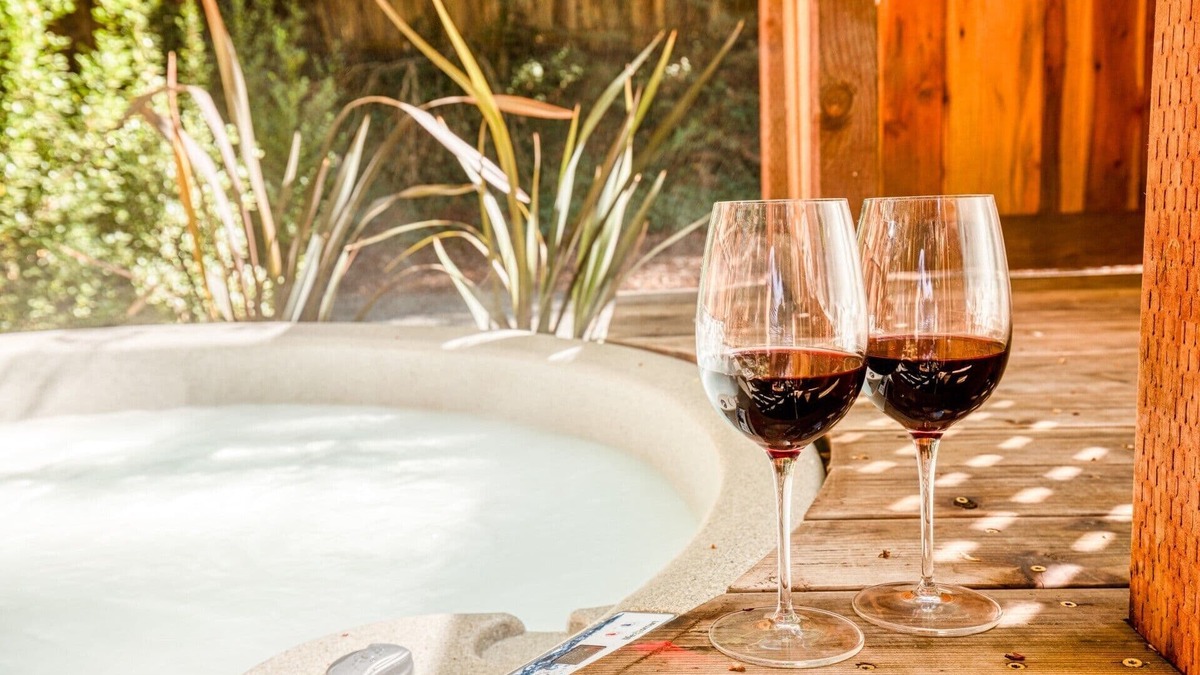 Guerneville Cabin | RedwoodRetreat: Dazzling & Joyful Redwood Cabin! Walk to River! WIFI/AC/HtTb