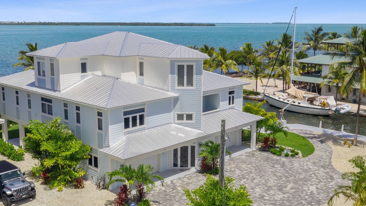 Summerland Key House | ~Reel Em' Inn~ Luxury Oceanfront Summerland Key home with deep water and pool!