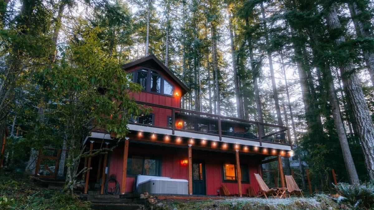Port Angeles Cabin | Reflection Haven: Lakeside, Hot Tub, By Park Entry