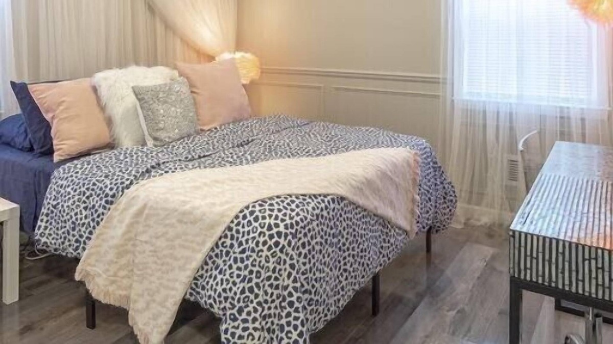 Redford House | Refreshing 4BR 2BA Bungalow| Free Washer & Dryer| Wifi