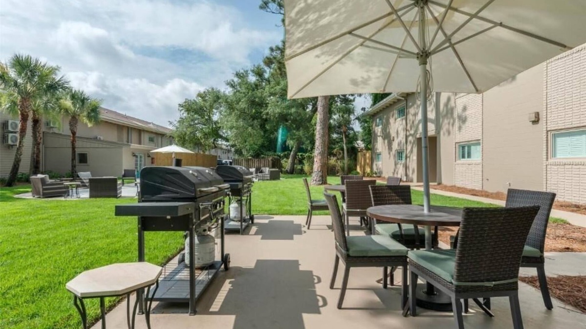 Jekyll Island Hotel | Refresh in a Spacious Room Near Jekyll Island Marina | w/Onsite Outdoor Pool!