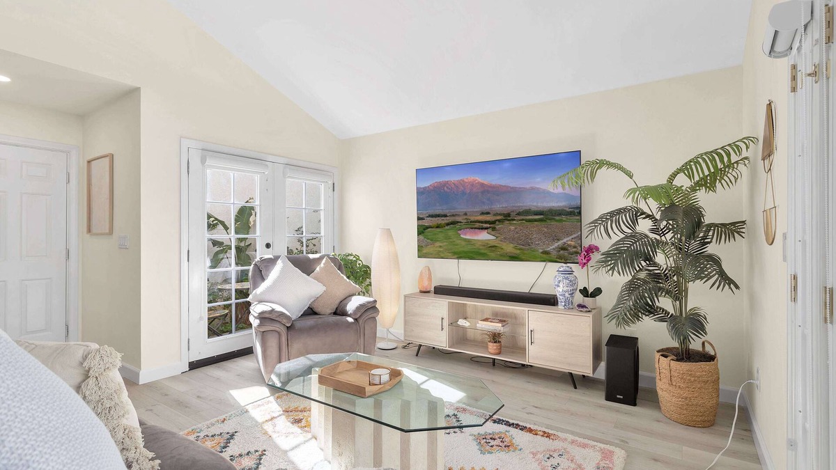 Palm Desert House | Refreshing and Bright Desert Home conveniently located near everything!