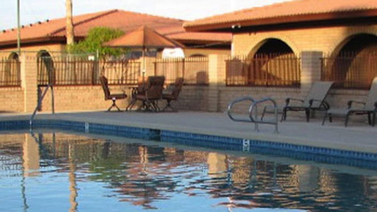 Buckeye House | Refreshing Buckeye Resort!