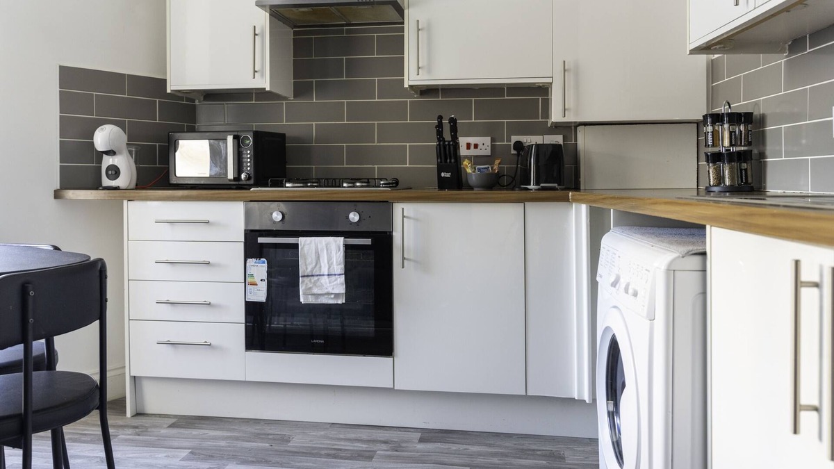 Airdrie Apartment | Refreshing Modern Apartment in Airdrie