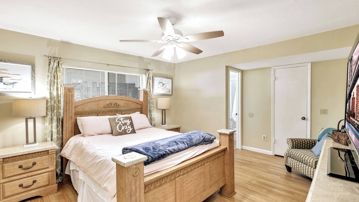 Longwood House | Refreshing Oasis with Massage Chair, Game Garage, Large Fenced Yard +Retro games