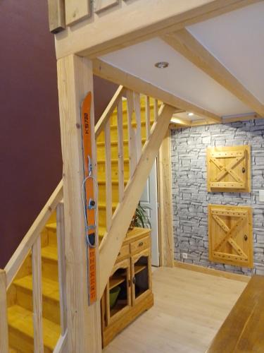 Saint-Jacques-des-Blats Apartment | Refuge chaleureux pour des vacances en famille