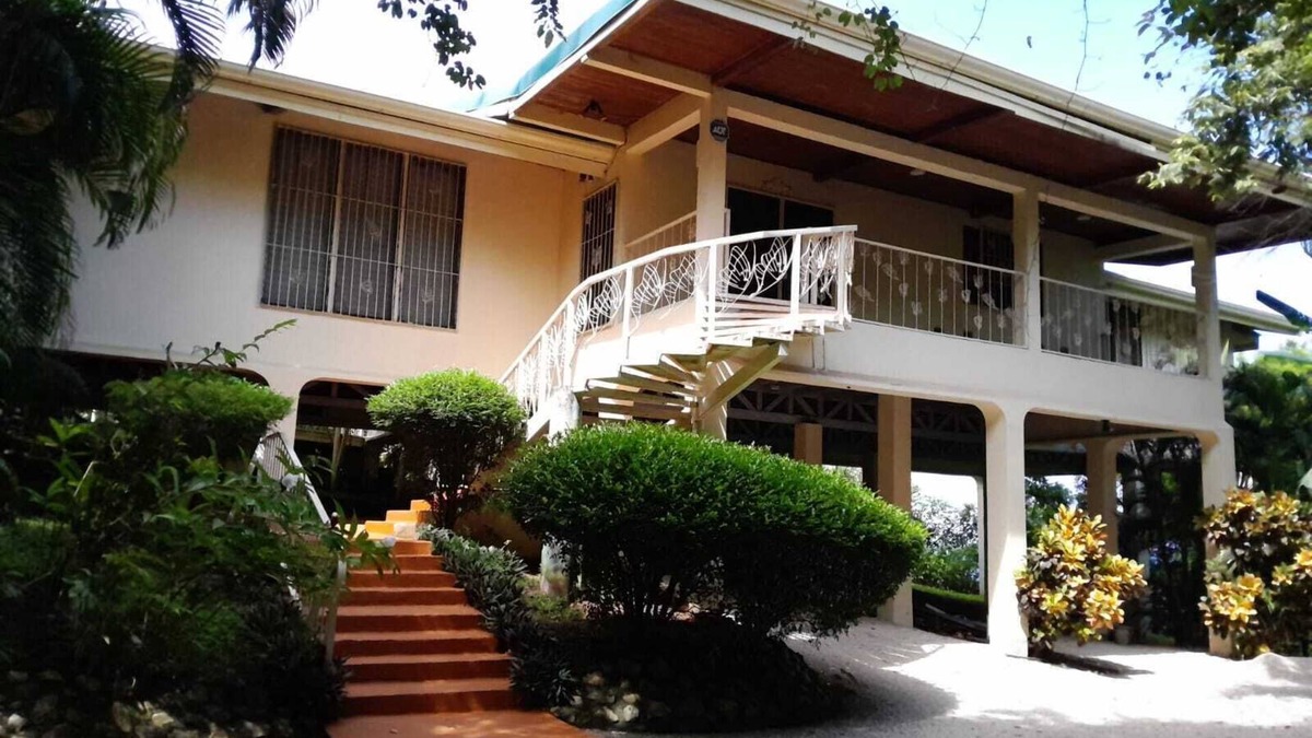 Ostional House | Refugio de las Mariposas, breathtaking ocean views, captivating sunsets, nature.