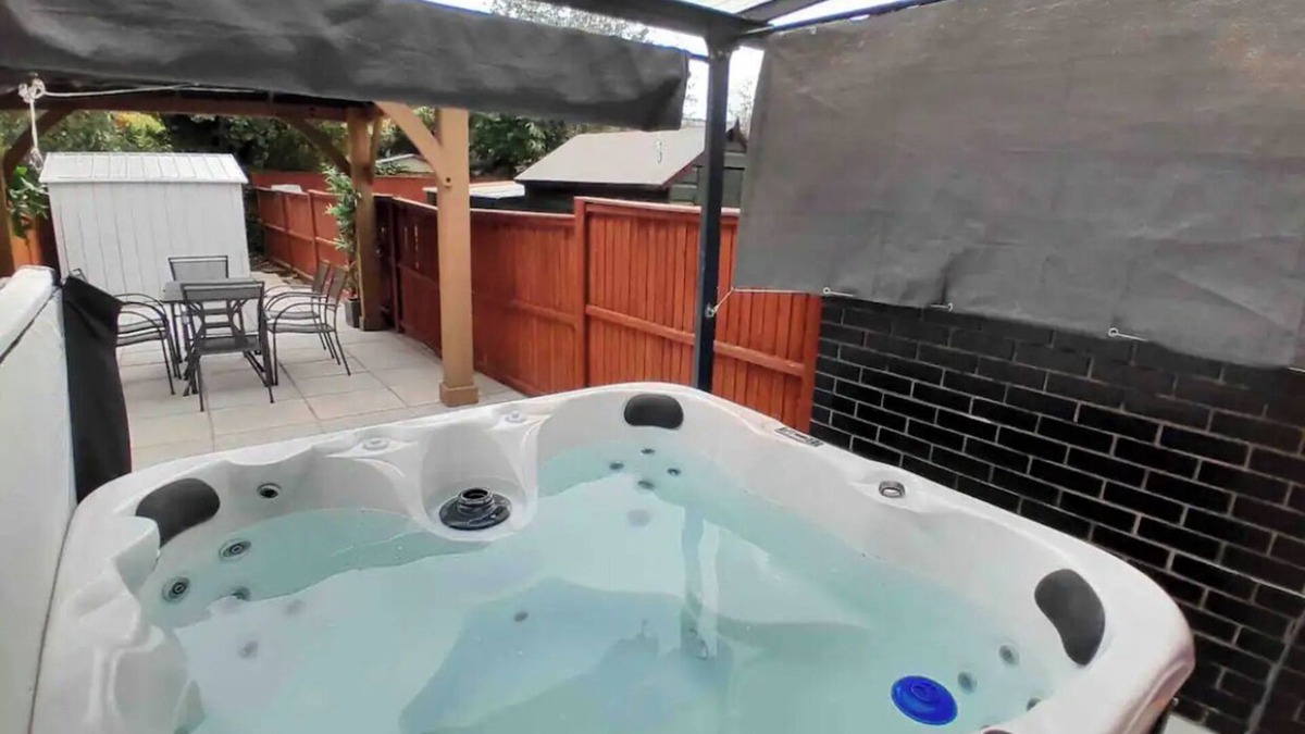 Stonebridge House | Refurb’d 3 bed house near Wembley with Hot Tub!