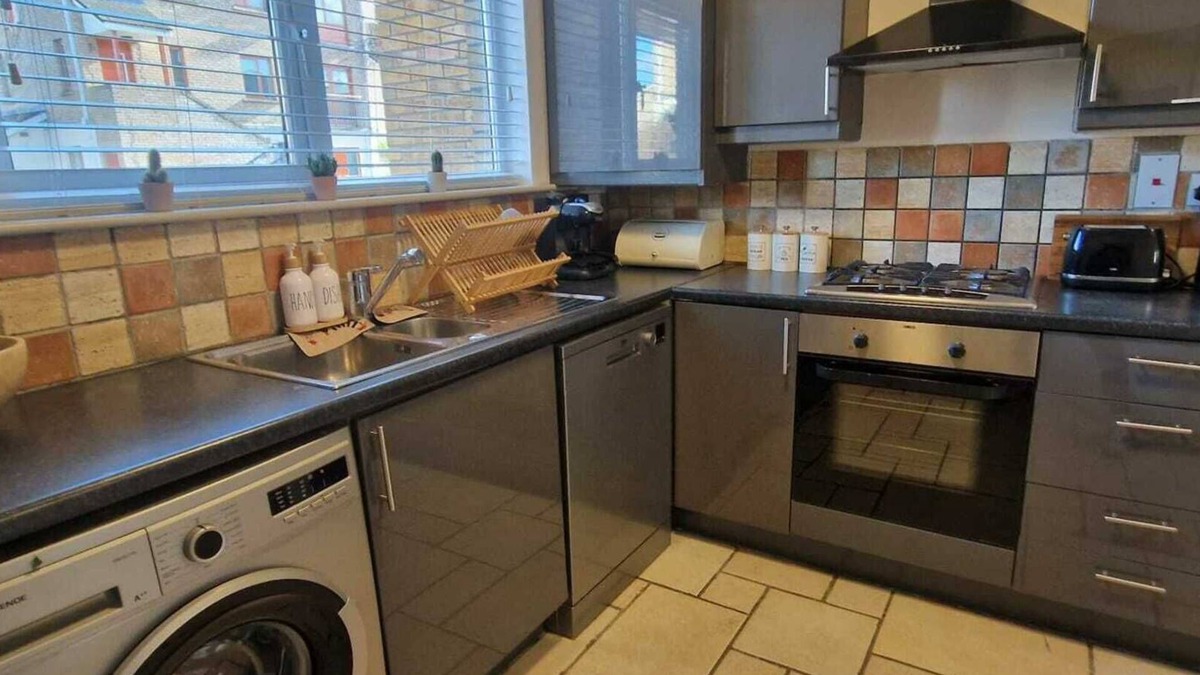 Woodlands House | Refurbed, Modern & Stylish 3BD w/Garden/Pets OK
