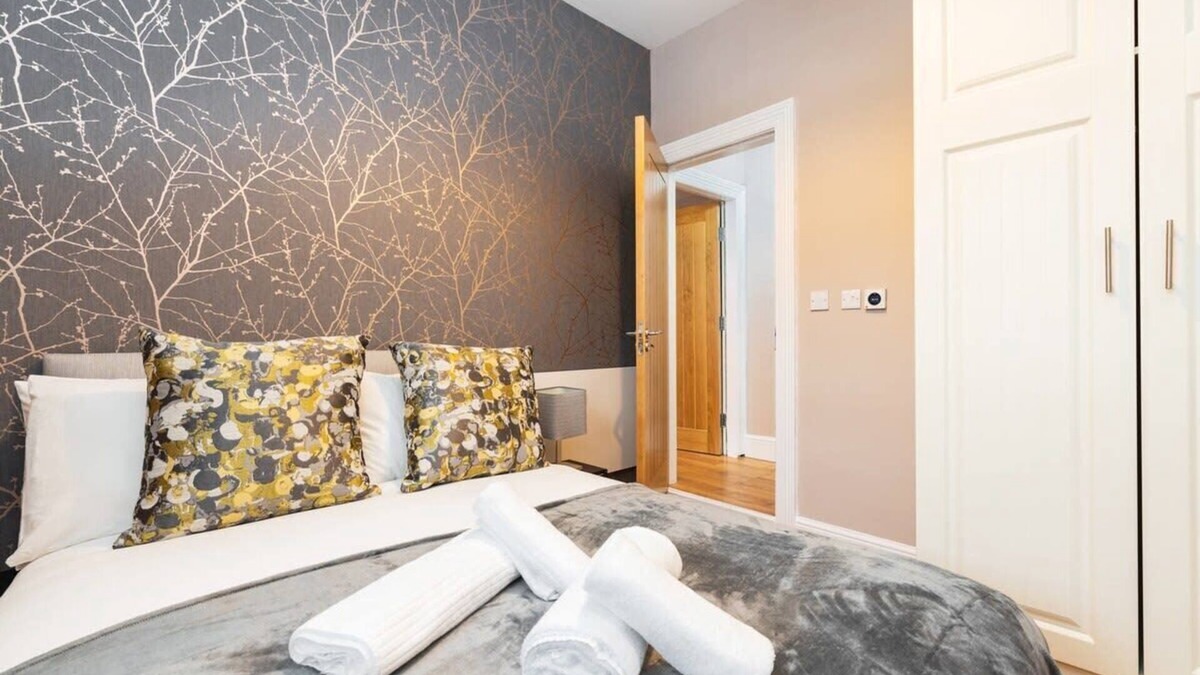 City Centre Dublin Condo | Refurbished 2 BED APT WITH GARDEN Fast WIFI & TV