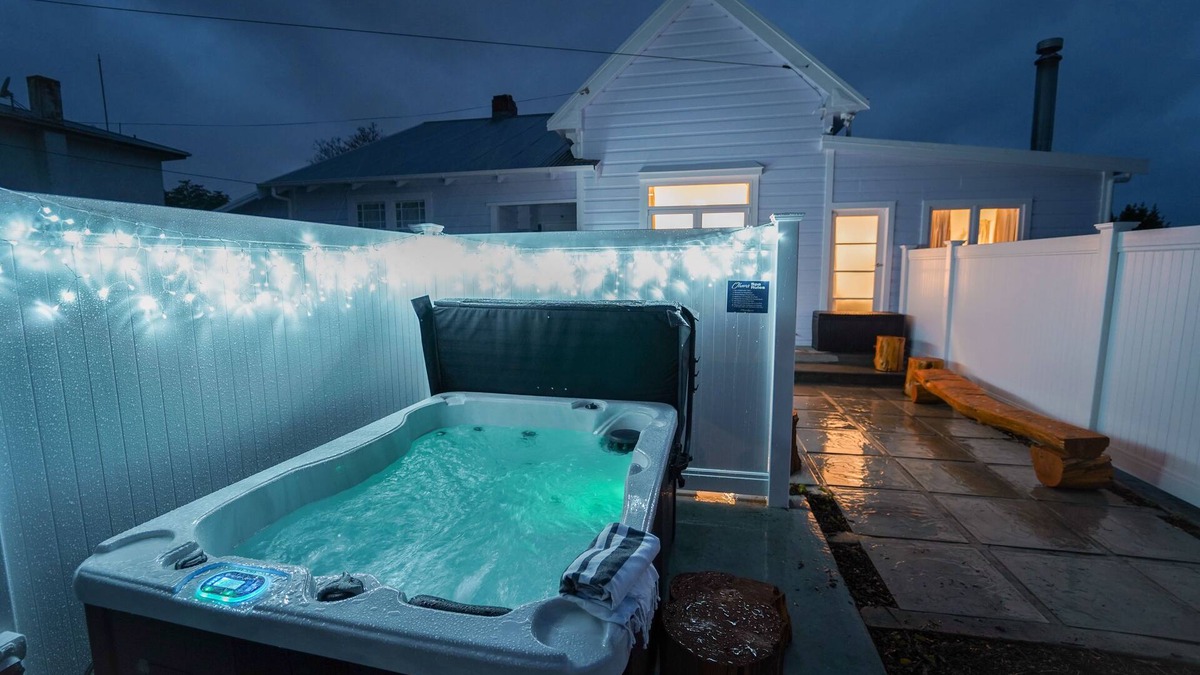 Raureka Villa | Refurbished Villa ✨ NEW ✨ Hot tub, Netflix, & Entirely private