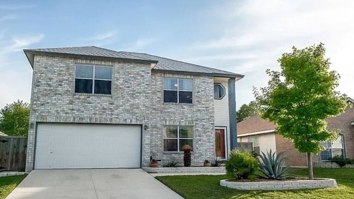 Braun's Farm House | Regal Point- Perfect Location for Fiesta Texas & Seaworld.
