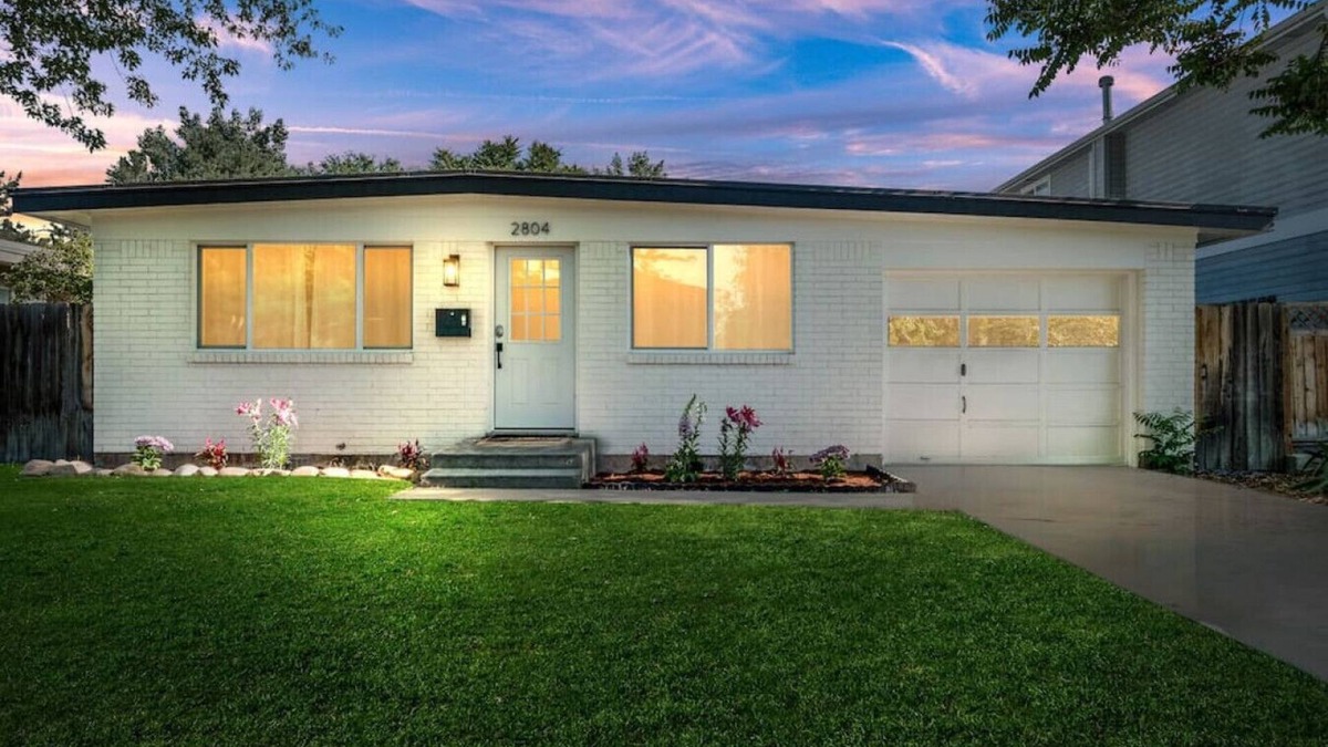 Veterans Park House | Regan Ave · 5 mins Away from Quinn's Pond & Downtown! 3Bed/1ba