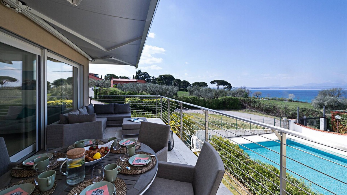 Vanon Villa | Regarda - luxury "Villa Julia" with pool and stunning lake view