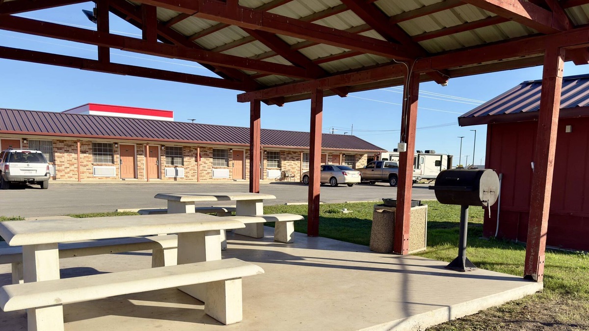 Hondo Hotel | Regency Inn Hondo