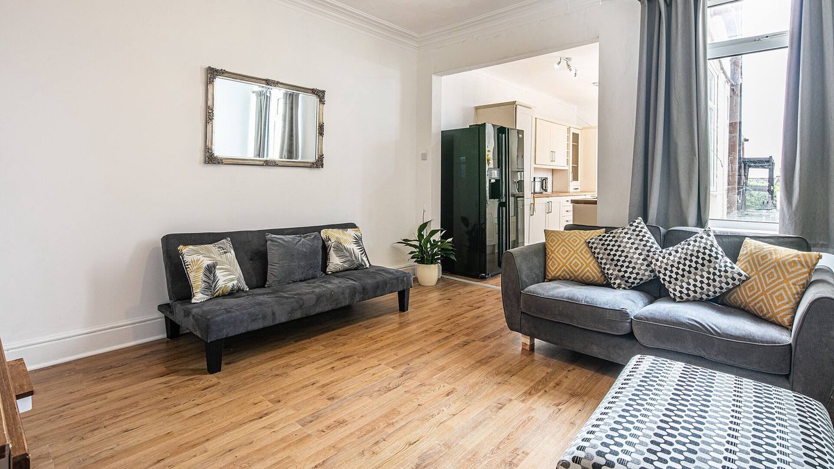 Rotherham House | Regent House - Newly refurbished modern 4 bed house on a quiet residential street, with garden, l...