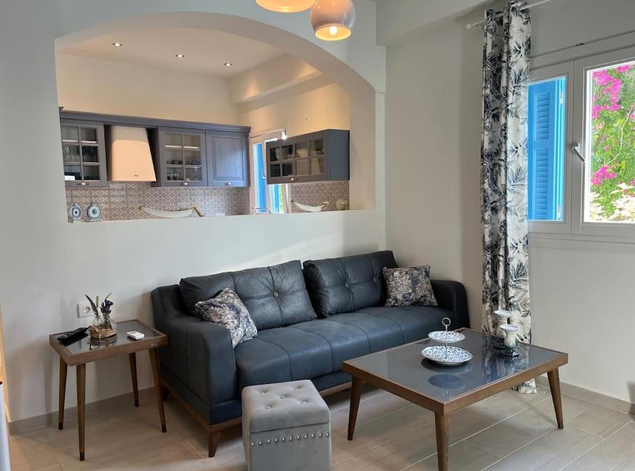 Fiskardo Apartment | Reginas Studios & Apartments- Blue Flower apartment