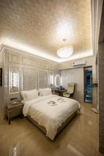 Downtown Kota Kinabalu Hotel | Regis by Ritz, Imago Mall Loft B