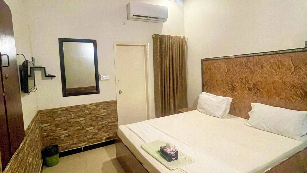 Karachi House | Rehaish inn model