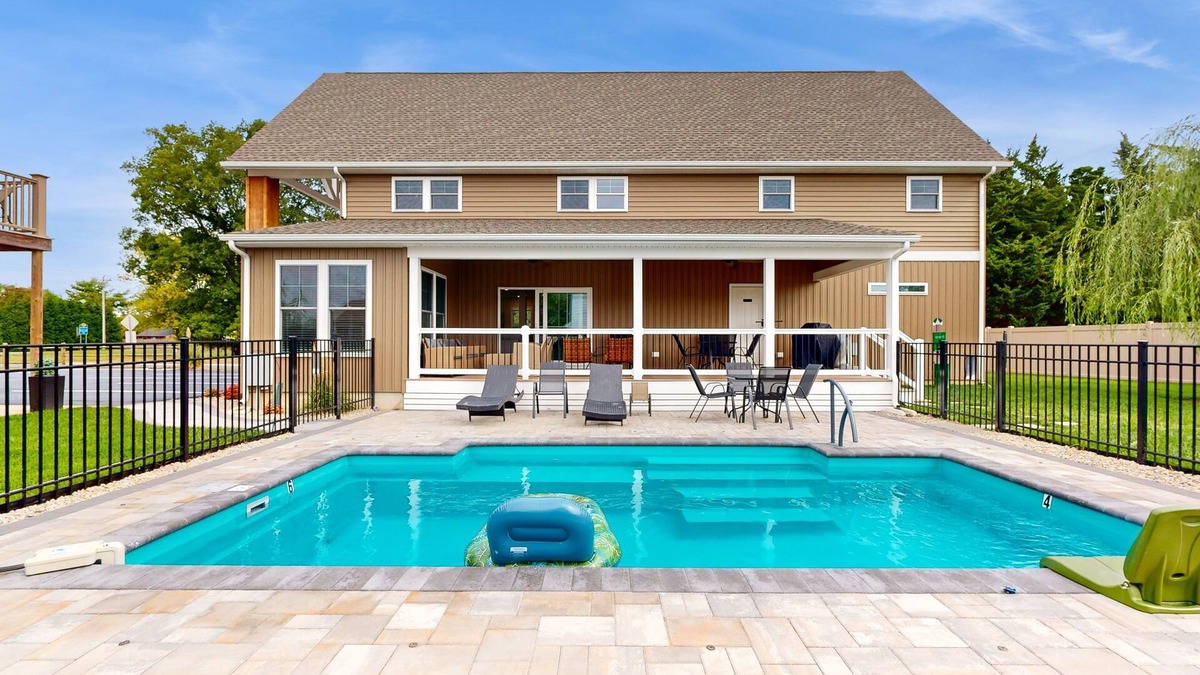 Rehoboth Beach House | Rehoboth Beach group getaway with private pool & 2 studio apts