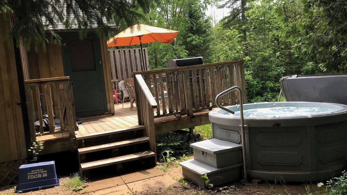Youngs Point Cottage | Reigning Cats and Dogs Cottage Retreat at the Lake Edge Cottages!