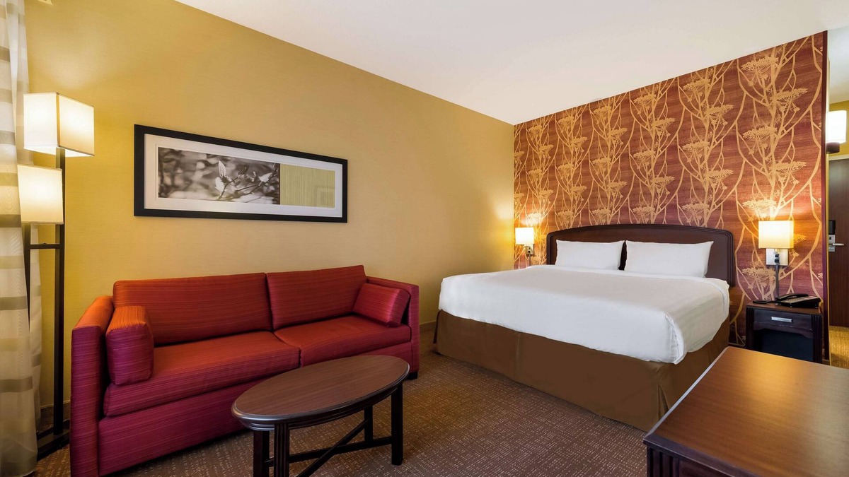 Novi Hotel | Rejuvenate in Peaceful Surroundings with Swimming Pool, Pets are Welcome