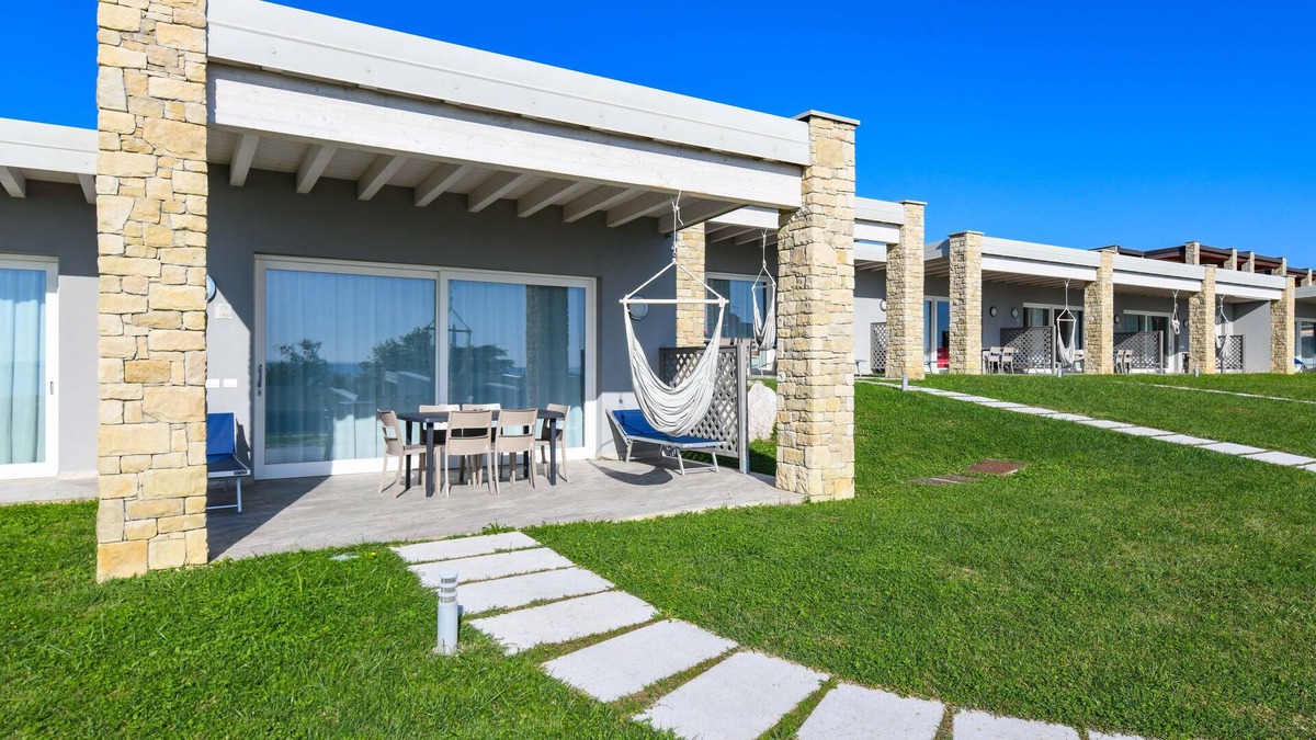 Moniga del Garda Apartment | Relais Rosa dei Venti: 2 bedroom Elegance apt, 2 pools, lake view