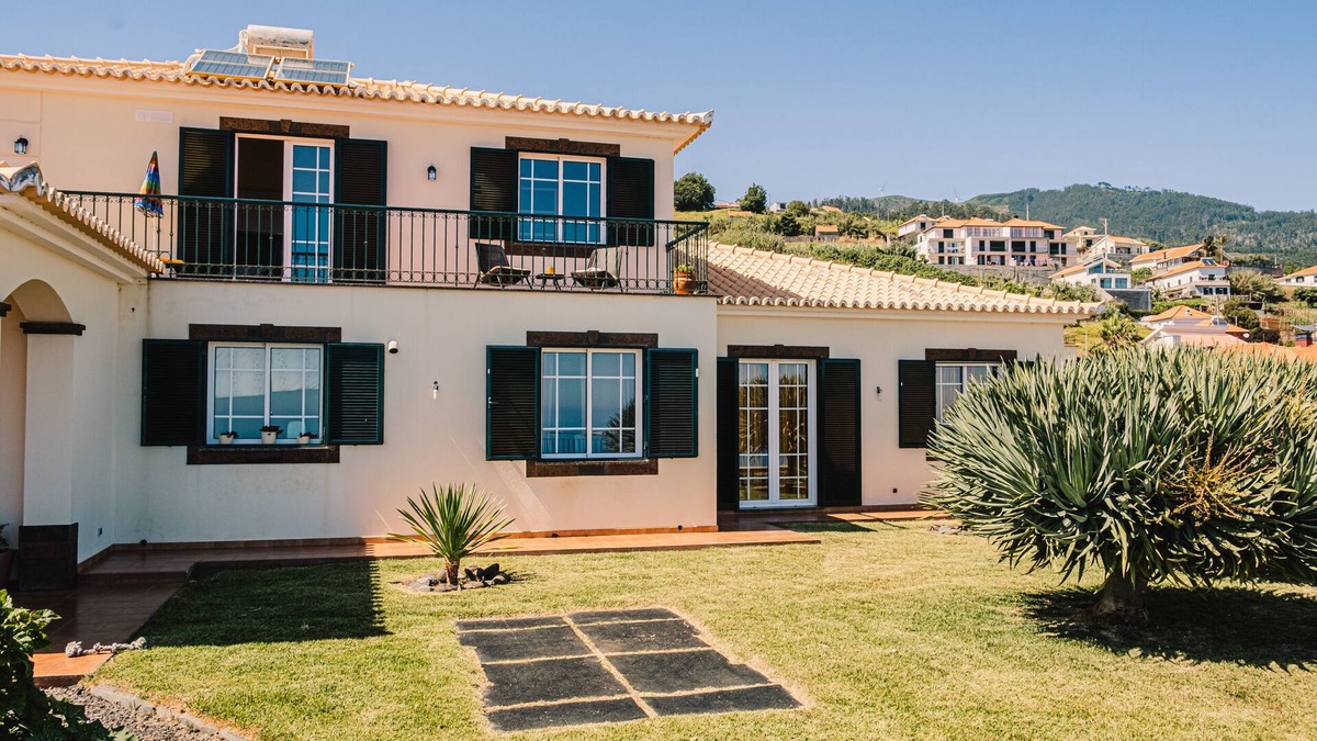 Ponta do Sol Apartment | Relax (air conditioning, free parking, sun, balcony, automatic toilet, dishwasher and laundry)