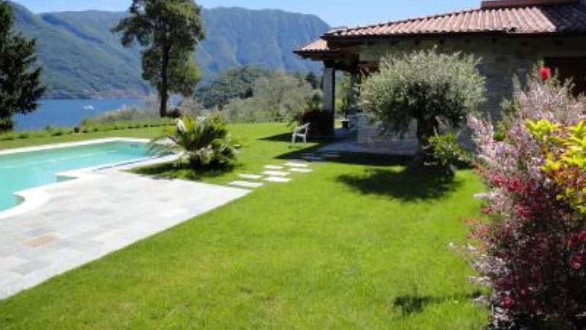 Azzano House | Relax and comfort in the apartment in a villa, with a wonderful view of the lake and private pool