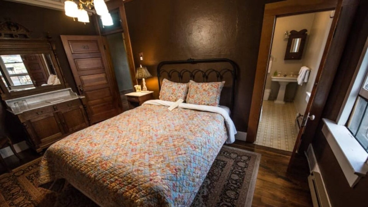 Dufur House | Relax and Enjoy Nature! 3 Family-Friendly Units, FREE Parking, Near Dufur Museum