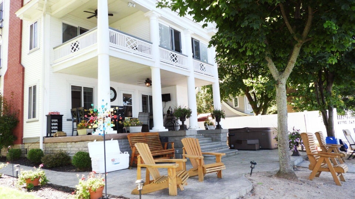 Livonia Cottage | Relax and Enjoy on Conesus Lake with a Hot Tub!