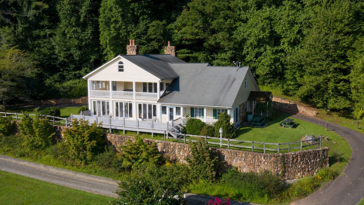 Fries House | Relax and enjoy the beauty of the New River & mountains