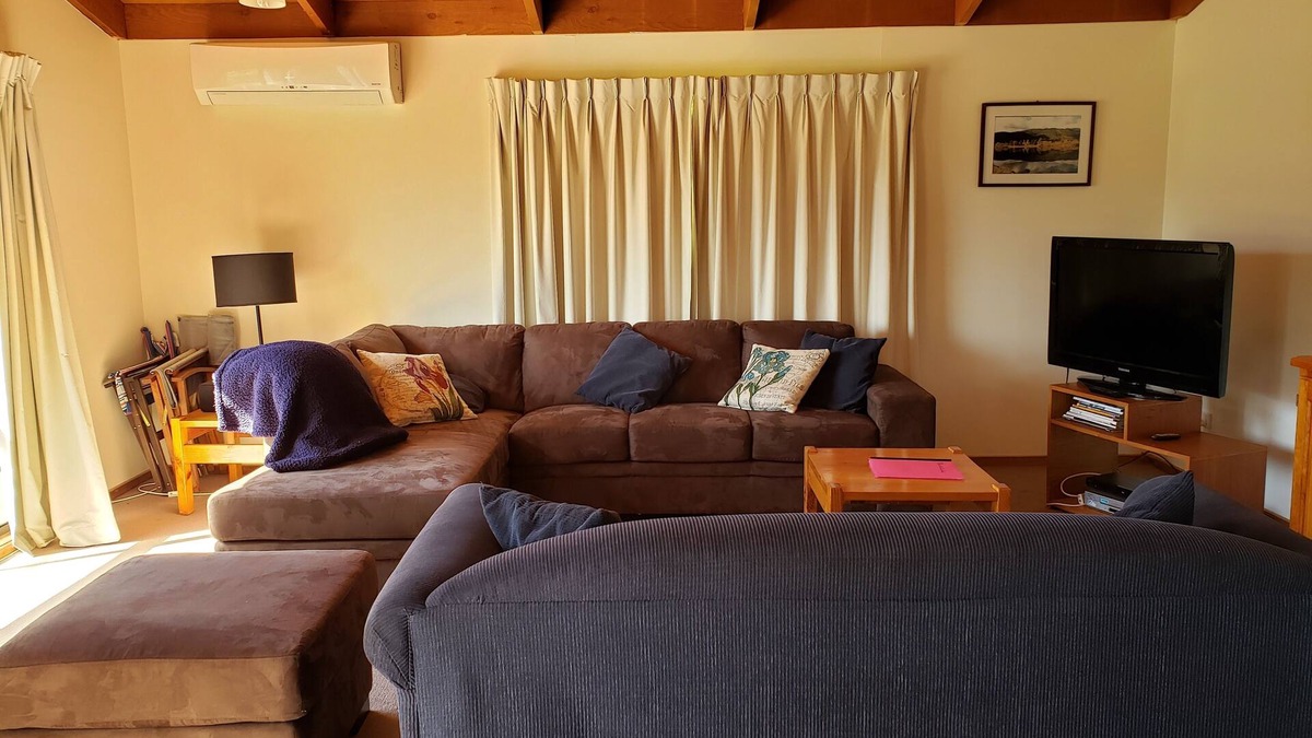 Tawonga South Cottage | Relax and escape in the treetops. Bubbles and chocolate on arrival. Cosy,comfort