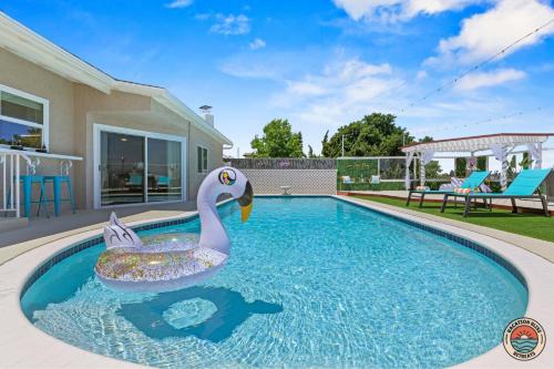 San Carlos House | Relax and Play-Pool, Spa, Views plus Guest House!