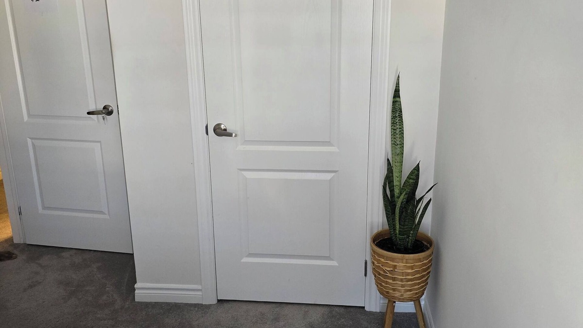 Airport Road Business Centre House | Relax and Recharge ! Cheerful Home away from Home , 15 min from the airport