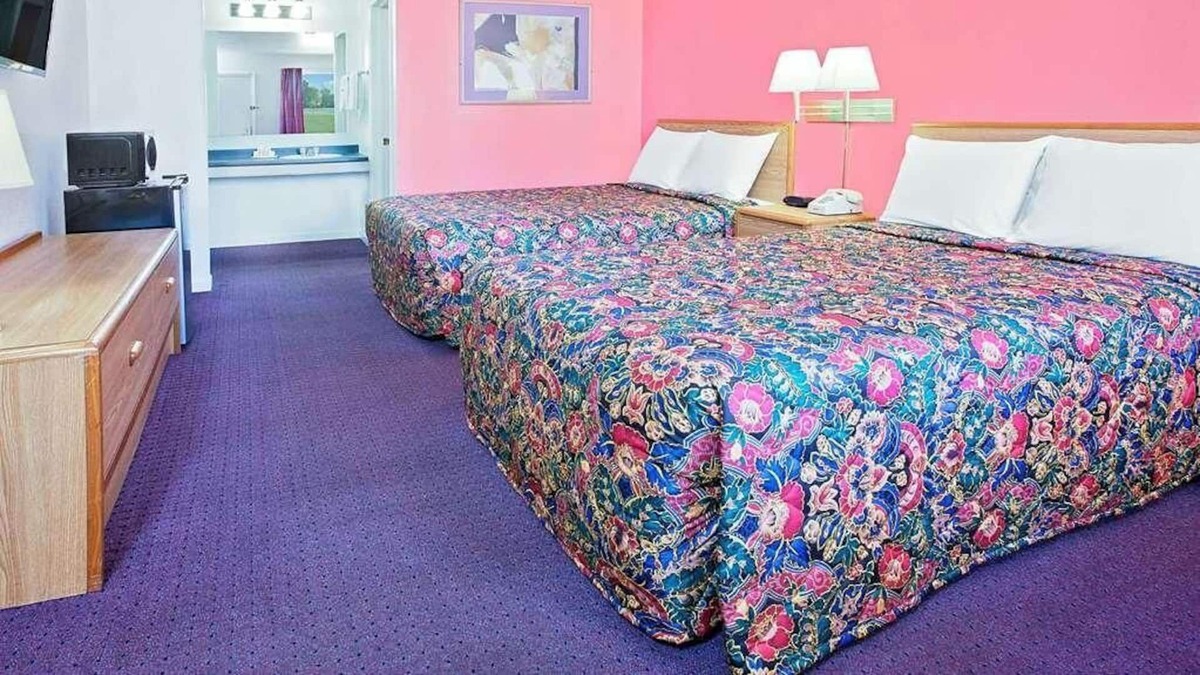 Muskogee House | Relax and Recharge in Knights Inn Muskogee! 4 Great Units, Pet-friendly Property