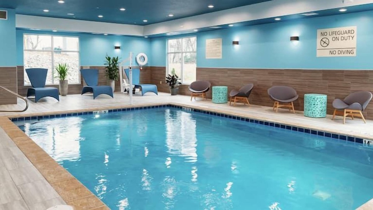 Tigard House | Relax and Recharge! Indoor Swimming Pool, FREE Breakfast and Free Parking