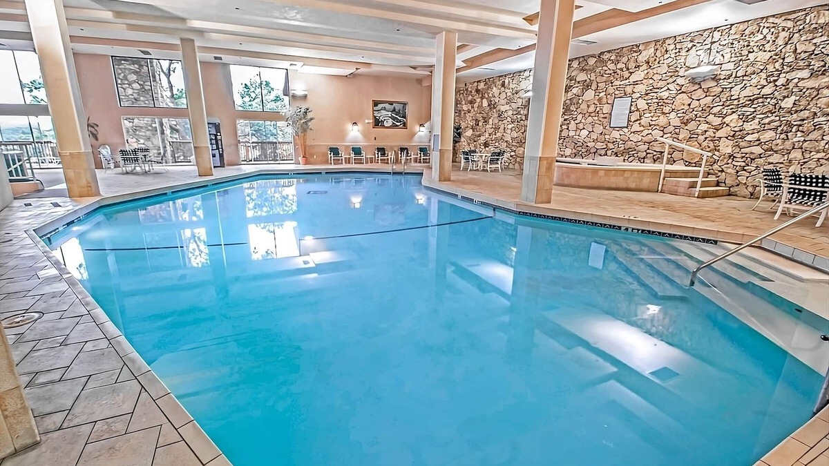 Osage Beach Hotel | Relax and Recharge! Onsite Pool, Free Parking, Close to Lake of the Ozarks