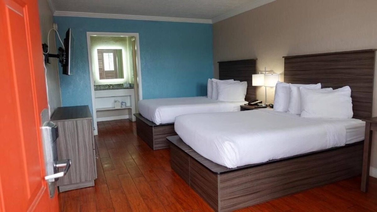 June Park House | Relax and Unwind! 2 Comfortable Units, Free Breakfast & Parking!