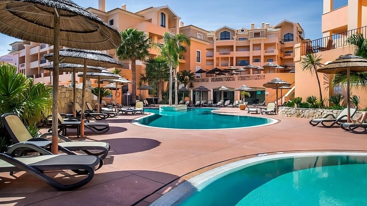 Praia da Luz Hotel | Relax and Unwind! Full Kitchen, Indoor & Outdoor Swimming Pools, Free Parking!