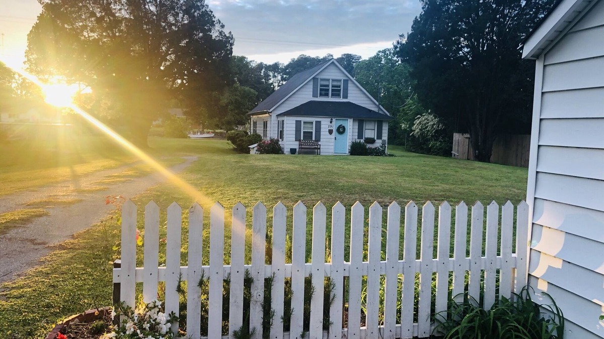 Coinjock House | Relax at this beautiful Historic Intracoastal Waterlily Cottage + Game Room