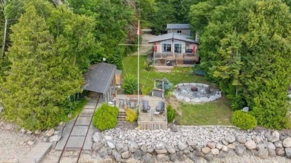 South Bruce Peninsula House | Relax at this waterfront cottage on Colpoy’s Bay—perfect for up to 6 adults and 2 kids. Enjoy a private dock with tiki bar, firepit by the lake, boat access, and nearby trails. A peaceful, fully equipped retreat for your next vacation getaway.