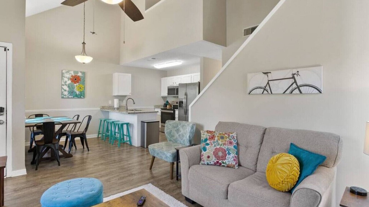 Ridgeland House | Relax by the Reservoir/Restrunts