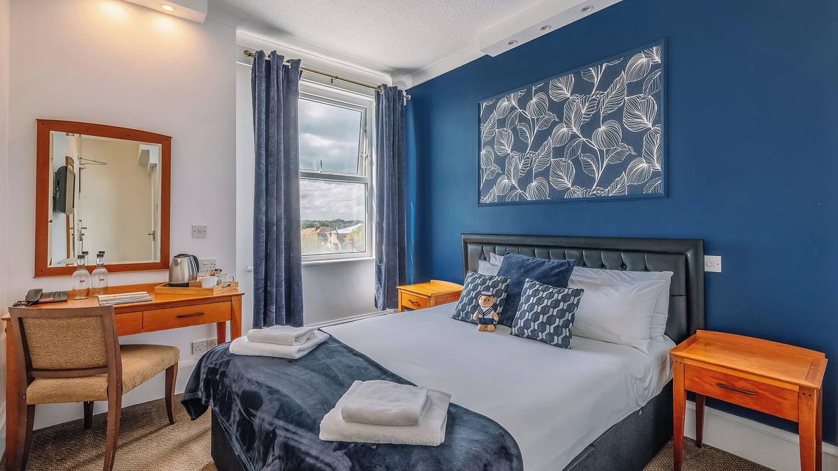Westcliff-on-Sea Hotel | Relax by the Sea: Cliffside Comfort Near Adventure Island