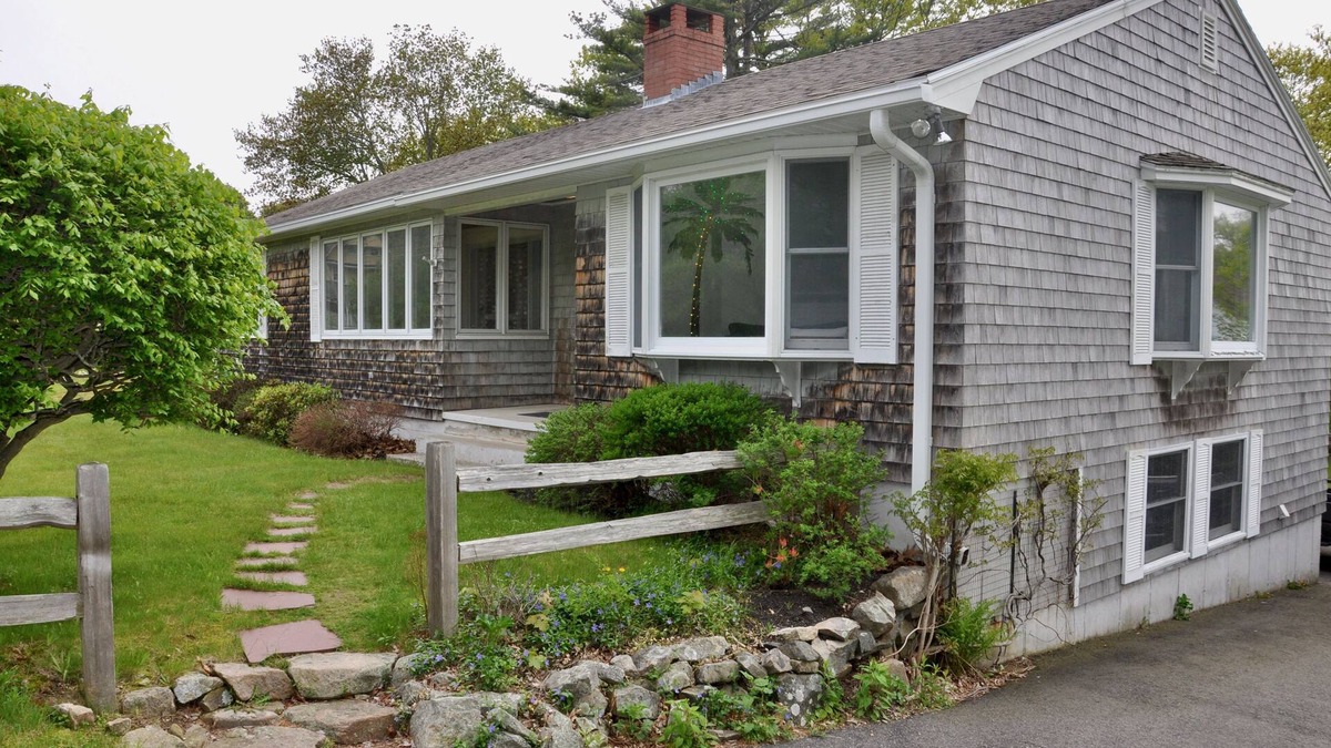 York Beach House | Relax by the Shore only a 7 min walk to Cape Neddick beach.