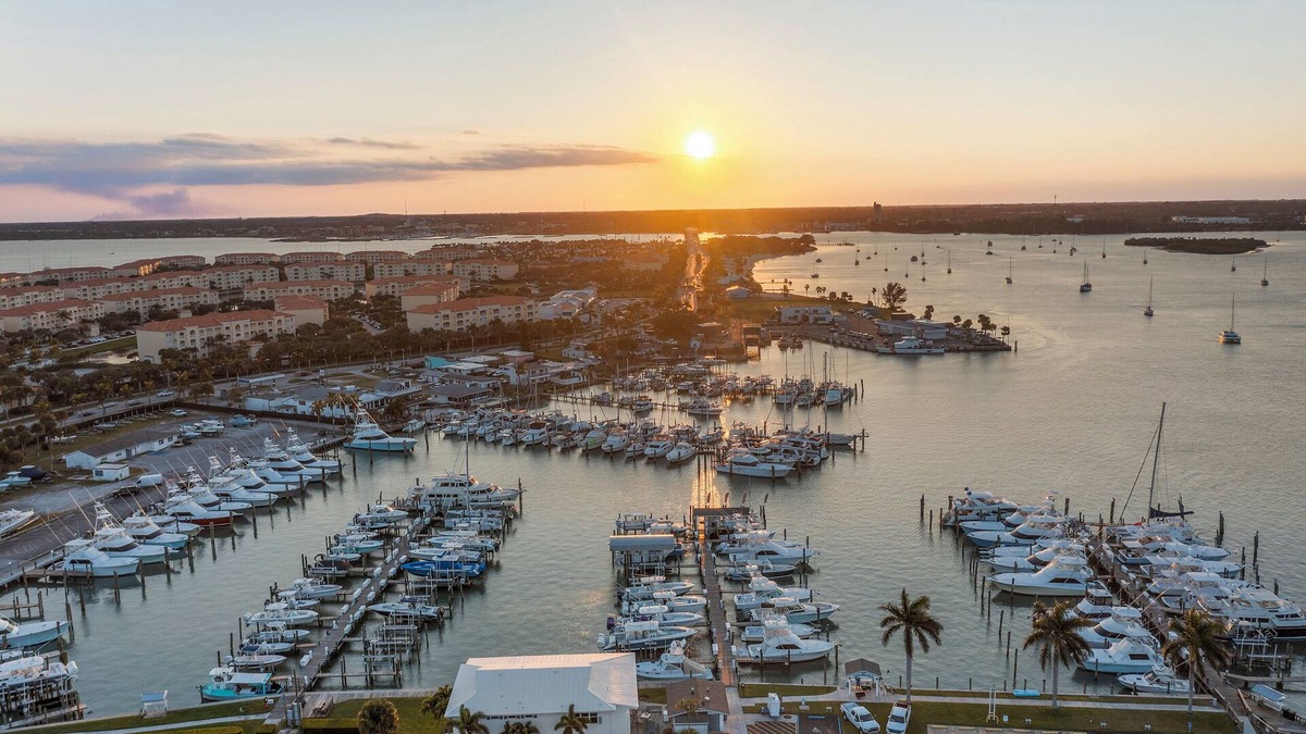 Fort Pierce House | Relax by the Waves: Stylish Beach Getaway with a Backyard Haven