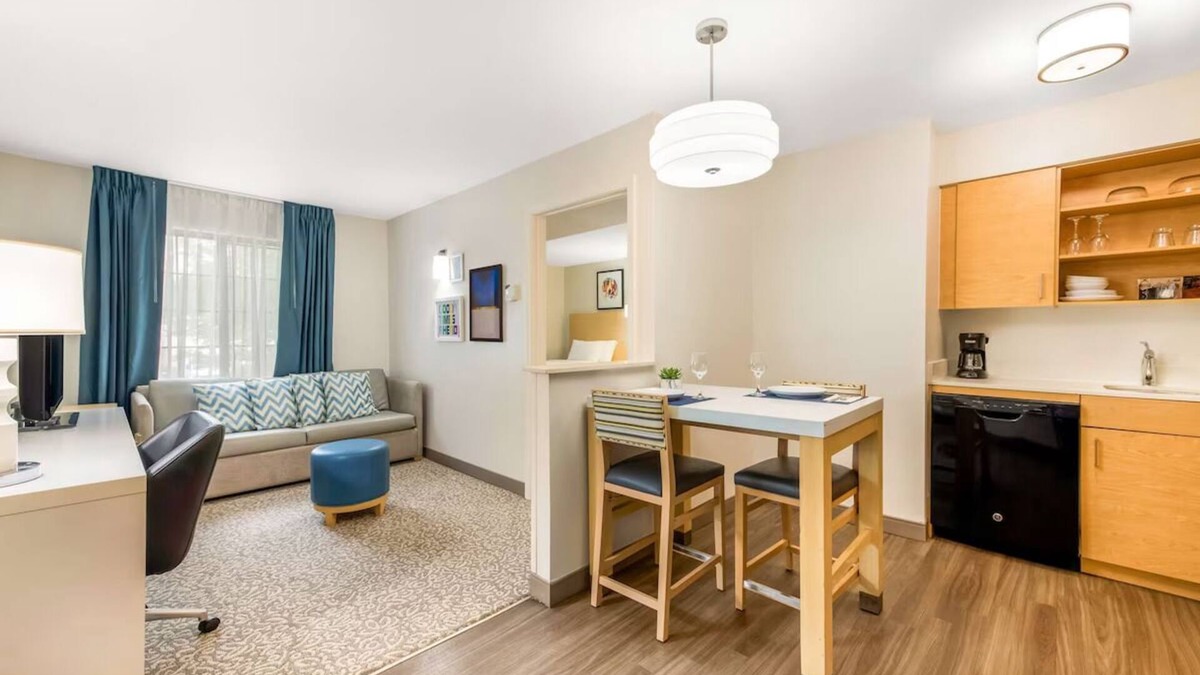 Arrowood Hotel | Relax in 4 Family Suites Near Attractions Like NASCAR Hall for Extended Stays